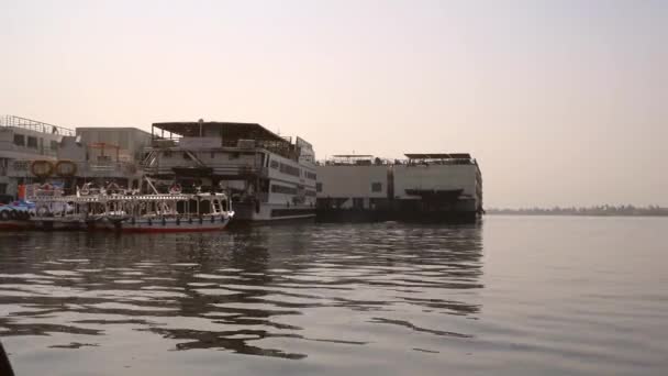 ナイル川から見えるルクソール市内のクルーズ船や小型ボートの眺め エジプト — ストック動画