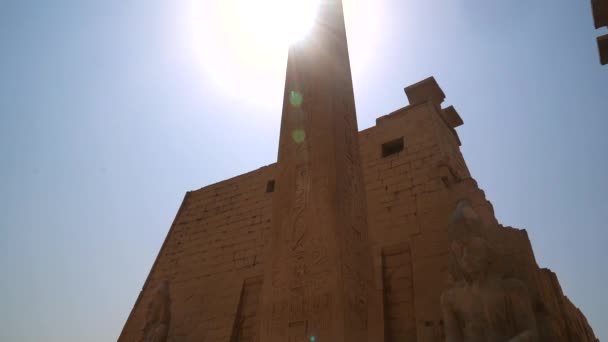 Zon Gaat Onder Boven Obelisk Bij Beelden Van Farao Bij — Stockvideo