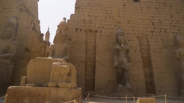 Beelden Van Farao Bij Ingang Van Luxor Temple Een Obelisk — Stockvideo