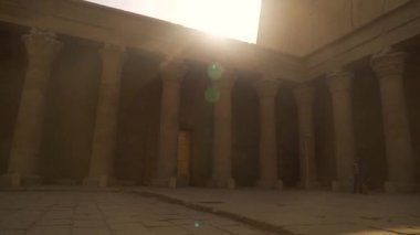 Edfu Tapınağı 'nın iç avlusunun genel manzarası. Mısır. Aswan yakınlarındaki Edfu şehrinde bulunan Nil Nehri, Horus 'a adanmış Greko-Romen inşaatı.