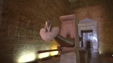 Edfu Tapınağı 'ndaki kutsal teknenin detayları. Mısır. Aswan yakınlarındaki Edfu şehrinde bulunan Nil Nehri, Horus 'a adanmış Greko-Romen inşaatı.