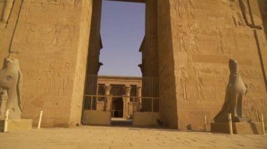 Edfu Tapınağına giriyoruz. Mısır. Aswan yakınlarındaki Edfu şehrinde bulunan Nil Nehri, Horus 'a adanmış Greko-Romen inşaatı.