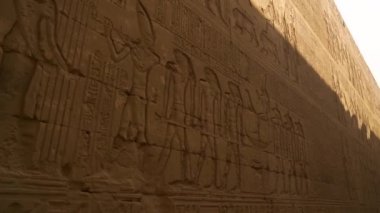 Edfu Tapınağı 'nın güzel hiyeroglif duvarlarının ayrıntıları. Mısır. Aswan yakınlarındaki Edfu şehrinde bulunan Nil Nehri, Horus 'a adanmış Greko-Romen inşaatı.