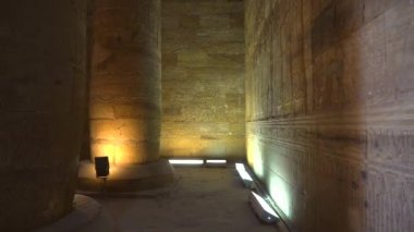 İç kısımda, Aswan şehrinin yakınlarındaki Edfu Tapınağı 'nın Mısır çizimleri var. Mısır. Arkamızda uçak var. Edfu şehrindeki Nil Nehri, Greko-Romen inşaatı, Horus 'a adanmıştır.