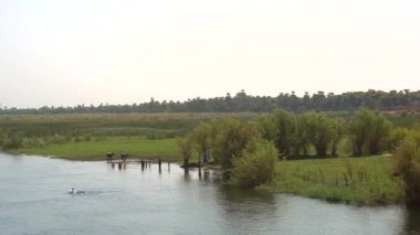 Nil Nehri 'nde yıkanan bir Nubian köyü Luxor' dan Yanıt şehrine giden yolcu gemisinden görüldü. Mısırca