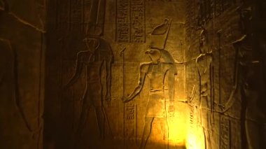 Aswan şehri yakınlarındaki Edfu Tapınağı 'nın Mısır desenli ve aydınlık tünelleri. Mısır. Arkamızda uçak var. Edfu şehrindeki Nil Nehri, Greko-Romen inşaatı, Horus 'a adanmıştır.