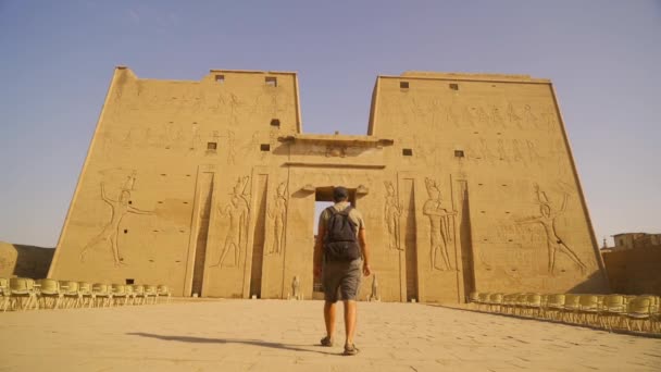 Jovem Turista Caminhando Direção Templo Edfu Egito Rio Nilo Cidade — Vídeo de Stock