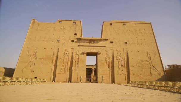 Giovane Turista Che Cammina Verso Tempio Edfu Egitto Fiume Nilo — Video Stock