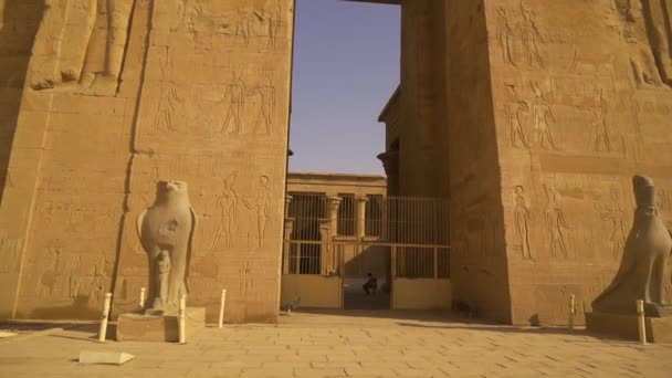 Panning Vchodu Chrámu Edfu Egypt Řeka Nil Městě Edfu Aswanu — Stock video