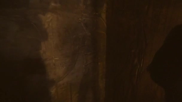 Ung Man Besöker Tunnlarna Edfu Templet Nära Staden Aswan Egypten — Stockvideo