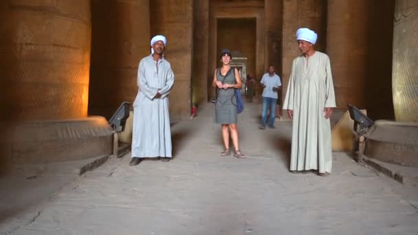 Aswan Egypten Oktober 202 Turistflicka Med Lokala Egyptiska Vaktmästare Edfu — Stockvideo