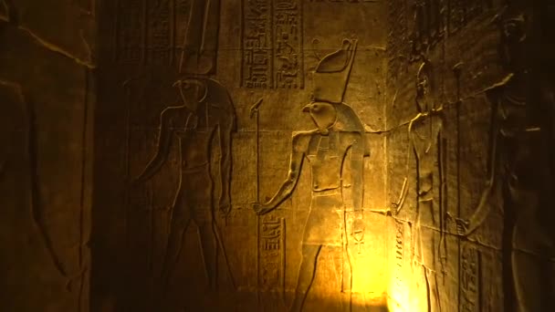 Ägyptisch Gemusterte Und Beleuchtete Tunnel Des Edfu Tempels Der Nähe — Stockvideo