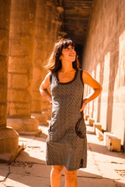 Aswan şehrinin yakınlarındaki Edfu Tapınağı sütunlarında genç bir esmerin portresi. Mısır, Nil 'in batı kıyısı Edfu şehrinde, Greko-Romen inşaatı, Horus' a adanmıştır.