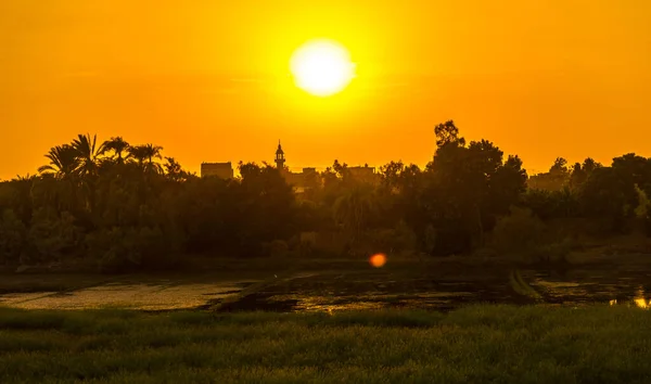 Zachód Słońca Nad Rzeką Palmami Wsiami Brzegu Rzeki Widziany Rejsu — Zdjęcie stockowe