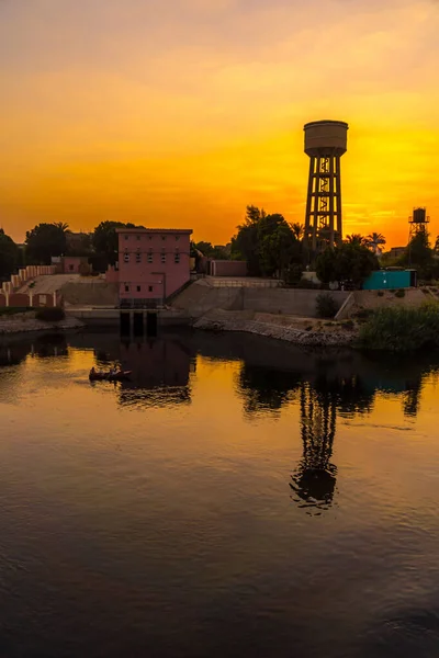 Miasto Pobliżu Rzeki Zachodzie Słońca Rejsie Nilu Egipt Żeglarstwo Luksoru — Zdjęcie stockowe