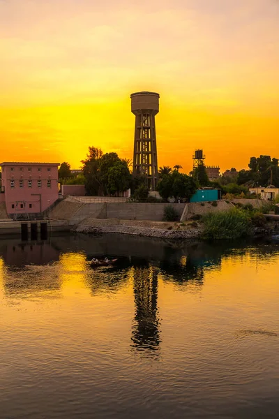 Miasto Pobliżu Rzeki Zachodzie Słońca Rejsie Nilu Egipt Żeglarstwo Luksoru — Zdjęcie stockowe