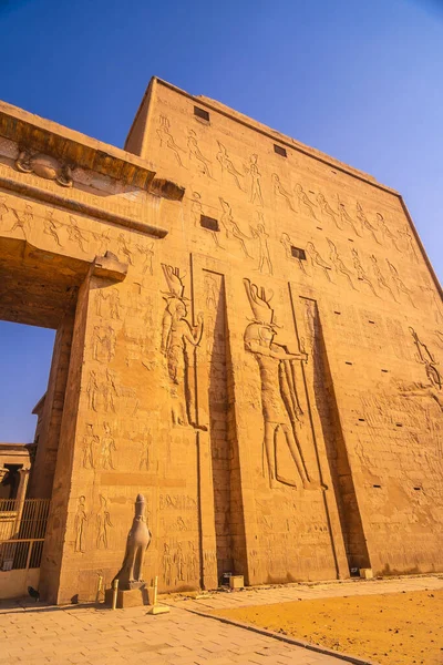 Fachada Com Desenho Faraós Templo Edfu Cidade Edfu Egito Margem — Fotografia de Stock