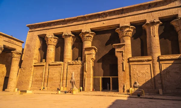 Fachada Com Desenho Faraós Templo Edfu Cidade Edfu Egito Margem — Fotografia de Stock