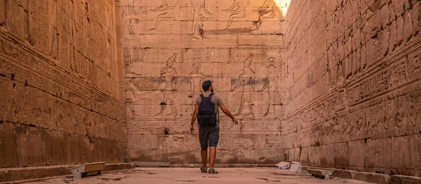 Nuori Turisti Edfun Temppelin Hieroglyfisten Käytävien Varrella Edfun Kaupungissa Egyptissä — kuvapankkivalokuva