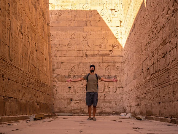 Egy Fiatal Turista Meglátogatja Edfu Gyönyörű Templomát Edfu Városában Egyiptomban — Stock Fotó