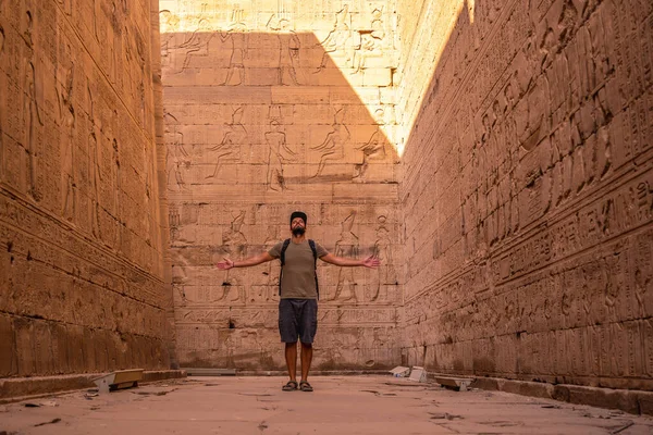 Giovane Turista Che Visita Bellissimo Tempio Edfu Nella Città Edfu — Foto Stock