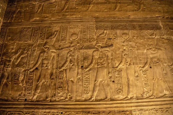 이집트 푸시에 에드푸 신전의 문자적 통로들 이었다 기슭에 있는게 건축물 — 스톡 사진