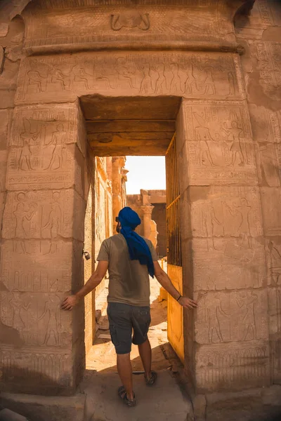 Retrato Joven Con Turbante Azul Entrada Del Templo Edfu Cerca — Foto de Stock