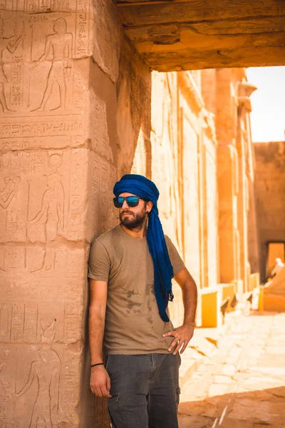 Retrato Joven Con Turbante Azul Entrada Del Templo Edfu Cerca — Foto de Stock