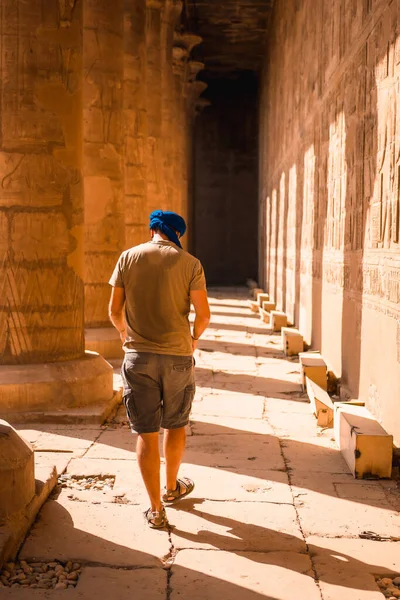 Młody Człowiek Niebieskim Turbanie Spacerujący Kolumnach Świątyni Edfu Niedaleko Miasta — Zdjęcie stockowe