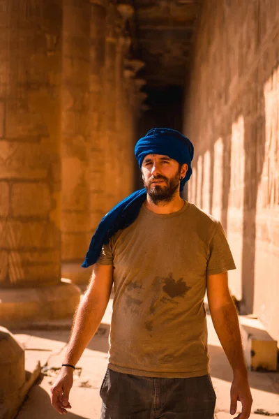 Młody Człowiek Niebieskim Turbanie Odwiedzający Świątynię Edfu Jej Piękne Kolumny — Zdjęcie stockowe