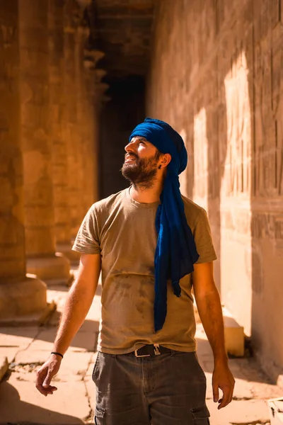Młody Człowiek Niebieskim Turbanie Odwiedzający Świątynię Edfu Jej Piękne Kolumny — Zdjęcie stockowe