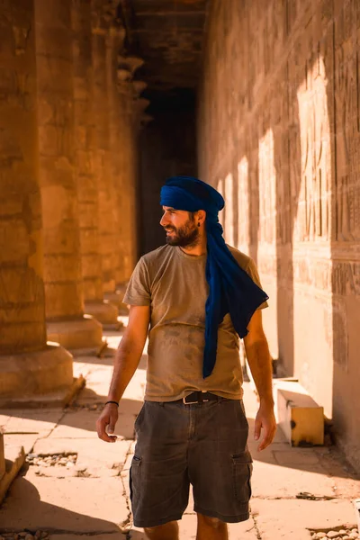 Giovane Uomo Turbante Blu Che Visita Tempio Edfu Sue Belle — Foto Stock