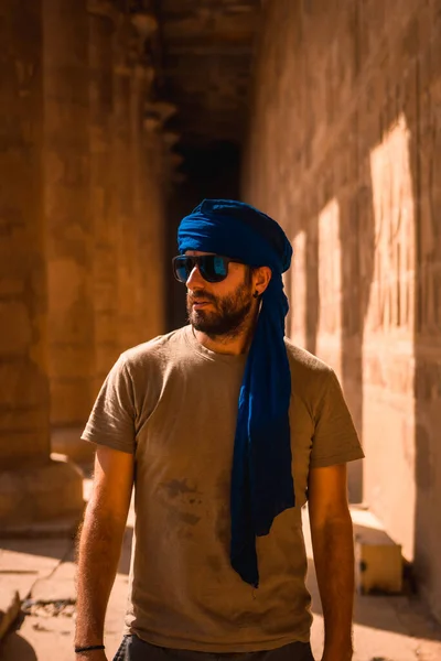 Nuori Turisti Sinisellä Turbaanilla Vierailee Edfun Temppelissä Aamulla Lähellä Assuanin — kuvapankkivalokuva