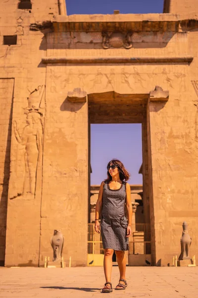 Giovane Turista Che Lascia Tempio Edfu Vicino Fiume Nilo Assuan — Foto Stock