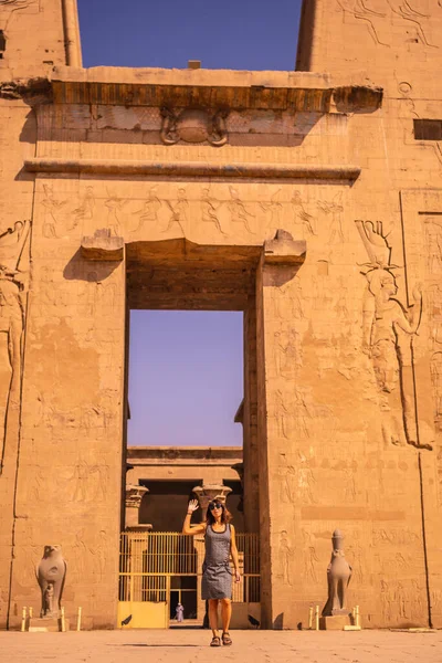 アスワンのナイル川の近くにあるエドフ寺院を離れる若い観光客 エジプト 6ヶ月後にコロナウイルスパンデミックでの観光の戻り値が停止しました — ストック写真