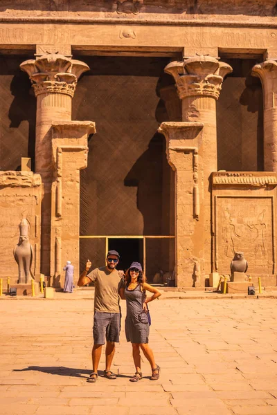 Para Turystów Opuszcza Świątynię Edfu Pobliżu Nilu Aswanie Egipt Powrót — Zdjęcie stockowe
