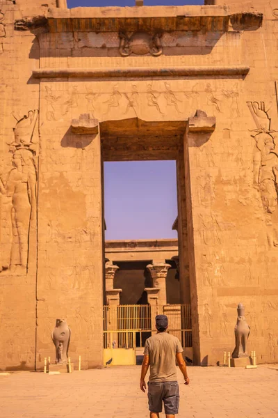 Ein Junger Tourist Eingang Des Edfu Tempels Nil Assuan Ägypten — Stockfoto