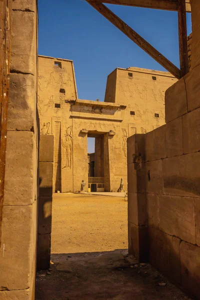 Aswan Daki Nil Nehri Yakınlarındaki Edfu Tapınağı Giriş Mısırca — Stok fotoğraf
