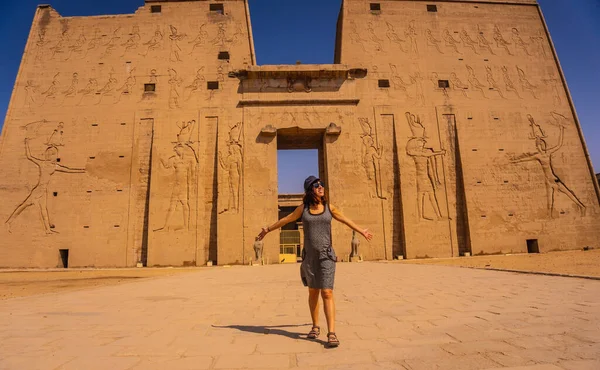 Jeune Touriste Arrive Magnifique Temple Edfu Près Nil Égypte — Photo