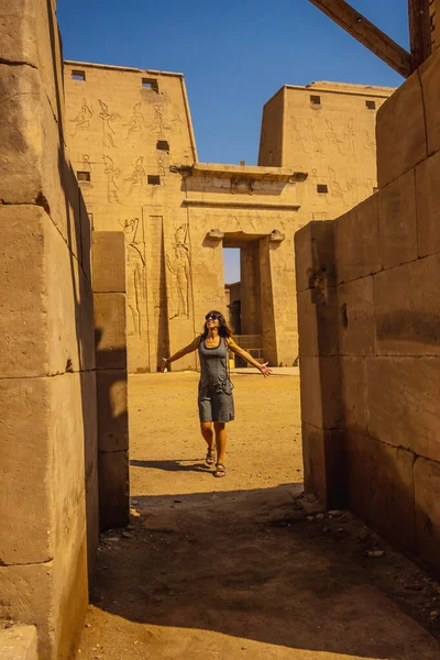 Joven Turista Que Llega Hermoso Templo Edfu Cerca Del Río — Foto de Stock