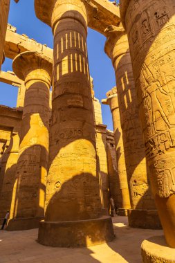 Karnak tapınağının dev sütunları, Amun 'un büyük mabedi. Mısır