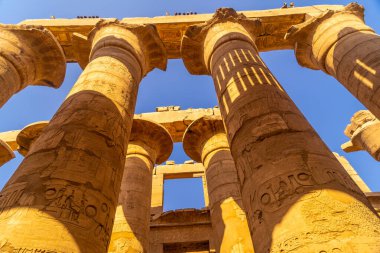 Karnak tapınağının dev sütunları, Amun 'un büyük mabedi. Mısır