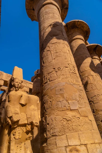 Kolumny Hieroglifami Wewnątrz Świątyni Karnaku Wielkiego Sanktuarium Amona Stany Zjednoczone — Zdjęcie stockowe