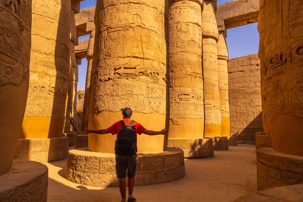 Turista Jovem Que Anda Entre Colunas Com Hieróglifos Dentro Templo — Fotografia de Stock