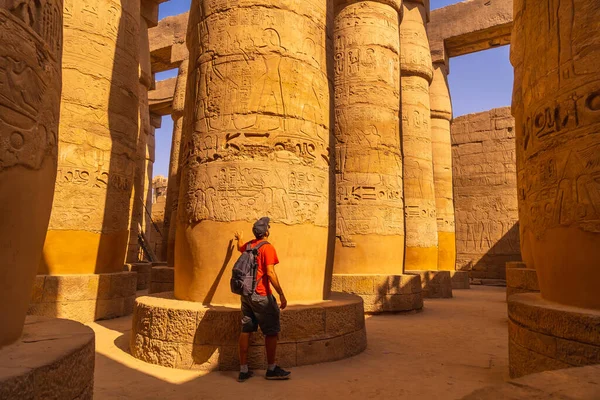 Ein Junger Tourist Geht Zwischen Den Säulen Mit Hieroglyphen Karnak — Stockfoto