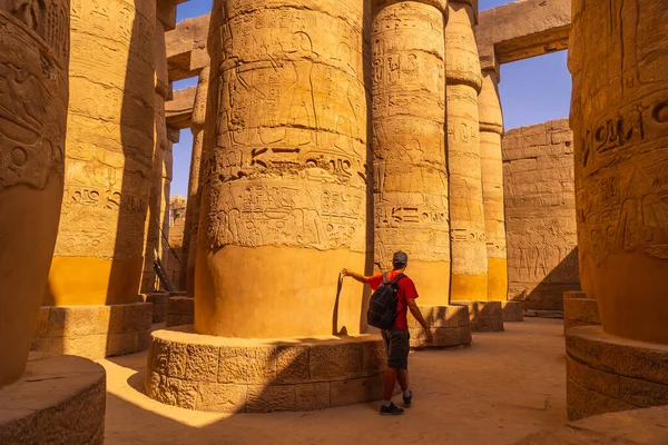 Młody Turysta Spacerujący Wśród Kolumn Hieroglifami Wewnątrz Świątyni Karnaka Wielkiego — Zdjęcie stockowe