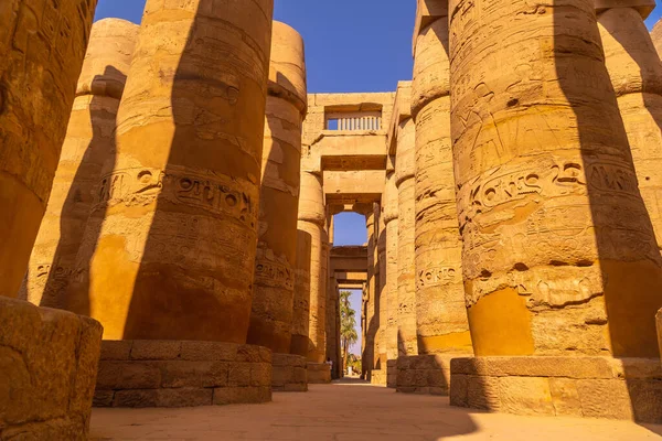 Amun Büyük Mabedi Karnak Tapınağının Içinde Hiyeroglifli Sütunlar Mısır — Stok fotoğraf