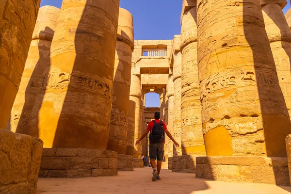 Ein Junger Mann Geht Zwischen Den Säulen Mit Hieroglyphen Karnak — Stockfoto