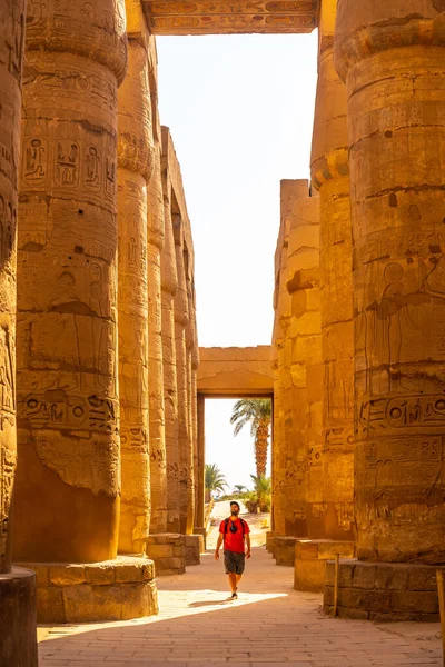 Jeune Homme Promène Entre Les Colonnes Hiéroglyphiques Temple Karnak Grand — Photo