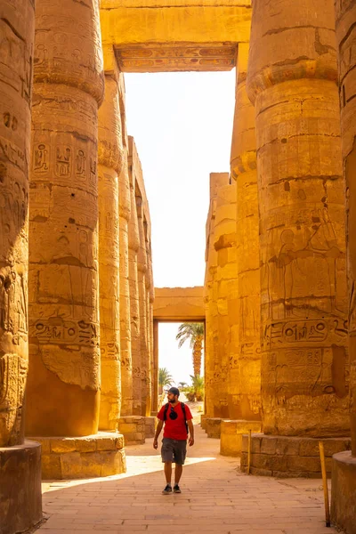 Młody Człowiek Spacerujący Pomiędzy Hieroglificznymi Kolumnami Świątyni Karnaku Wielkiego Sanktuarium — Zdjęcie stockowe